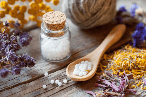 Homöopathie Kügelchen auf Holzlöffeö